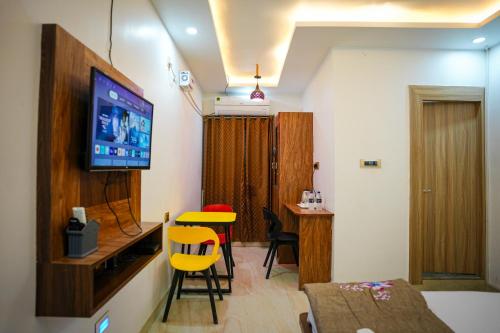 Una televisión o centro de entretenimiento en Hotel Singhova