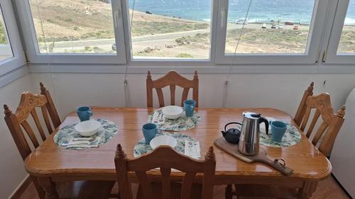 a dining room table with a view of the ocean at Villa Vargas Paraiso in Carrizal