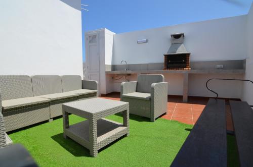 a room with chairs and a table and a kitchen at Villa Vargas Paraiso in Carrizal