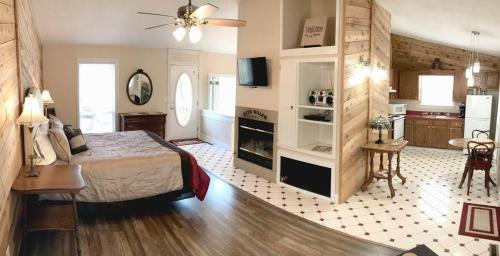 Ένα ή περισσότερα κρεβάτια σε δωμάτιο στο Ozark Spring Cabin 06 Spring Haven King Spa Tub