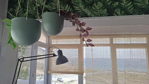 a room with a lamp and a window at Villa Vargas Paraiso in Carrizal