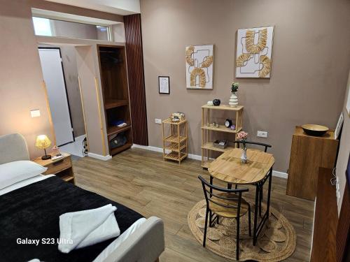 une chambre avec un lit et une table dans une chambre dans l'établissement Cherry Rooms, à Tirana