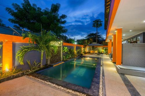 una piscina en el patio trasero de una casa en Tropica Gili Total Body Fit, en Gili Trawangan