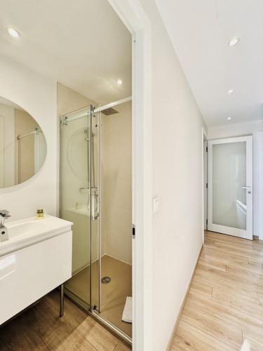 une salle de bain avec un lavabo et une douche dans l'établissement Croisette Cannes City center, 100 m from the sea, à La Celle-sous-Gouzon