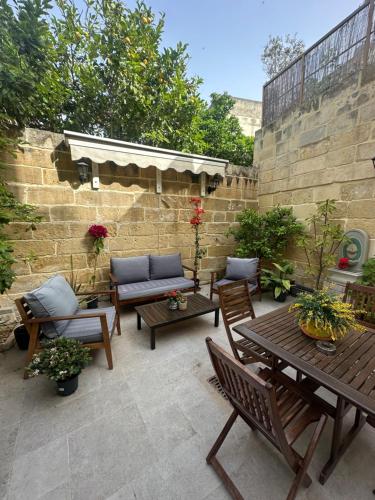 Patio nebo venkovní prostory v ubytování Dahlia apartment - Paola Modern Townhouse