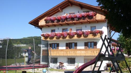 a man standing in front of a building with flowers at Rosenheim Appartement 2 in Maranza