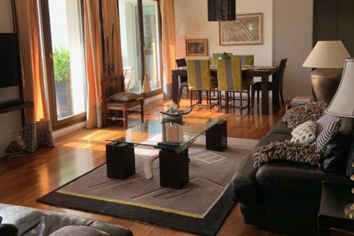 un salon avec un canapé et une table basse dans l'établissement Island of calm of 90 m2 at the gates of Paris, à Puteaux