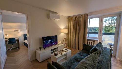 Телевизор и/или развлекательный центр в Kaunas River-View Retreat Free Parking