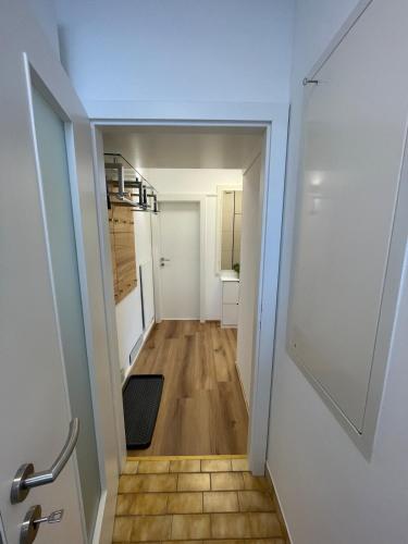 a hallway with a door leading to a kitchen at Sorgner's Seeblick in Sattendorf