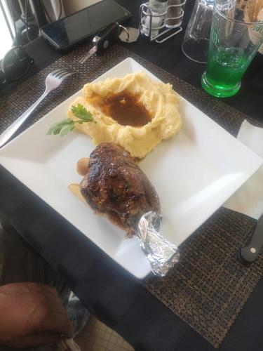 une assiette de nourriture avec du poisson et de la purée de pommes de terre dans l'établissement Couche-tard, au Bourget