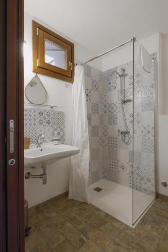 a bathroom with a shower and a sink at Agriturismo La Ca'Solare in Palaia