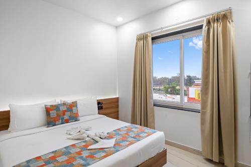 Una cama o camas en una habitación de Vasu Palace