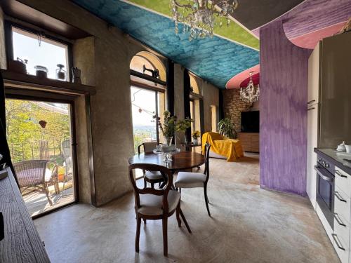 a kitchen and dining room with a table and chairs at Casa storica Valentina in Monforte dʼAlba