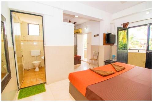 una camera con letto e un bagno con servizi igienici di HOTEL PREMIUM TRAVELLERS # iNN Near Temple - Fully Air Conditioning Hotel - Hygiene And Spacious Room - A Top Rated Luxuary Hotel a Merces