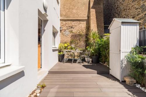 an internal courtyard of a building with a table and chairs at Joli duplex a Saint-Quay a deux pas de la plage in Saint-Quay-Portrieux