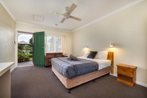 Postel nebo postele na pokoji v ubytování Wintersun Gardens Motel