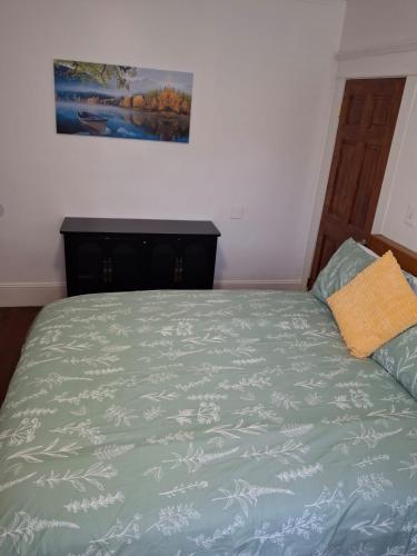 Ein Bett oder Betten in einem Zimmer der Unterkunft Cape Cod Hyannis Rendezvous'