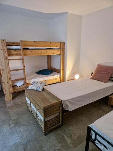 une chambre avec deux lits superposés et une table dans l'établissement Disneyland Paris house for 6 people, à Lagny-sur-Marne