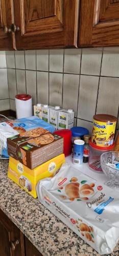 Una encimera con donas y otros alimentos encima. en Villa Brazil B&B, en Lido di Jesolo