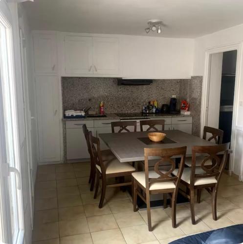 une salle à manger avec une table et des chaises dans une cuisine dans l'établissement Grande maison de ville T7, à Perpignan