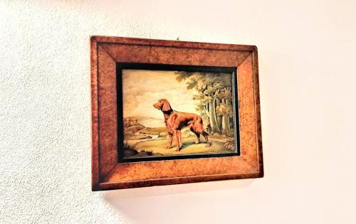 a picture of a dog in a painting on a wall at IL CUORE glamour DEL FESTiVAL -100mq con JACUZZi- in Trento