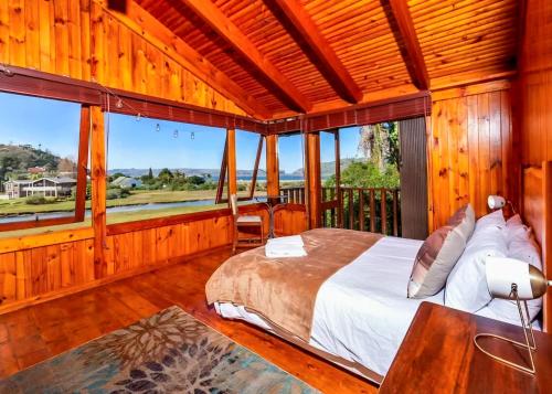 Ένα ή περισσότερα κρεβάτια σε δωμάτιο στο Salt River Cabin at Riverglades!