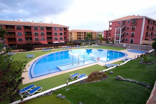 una vista aérea de una gran piscina en un complejo en Sweet Caroline Palm-Mar, en Palm-mar