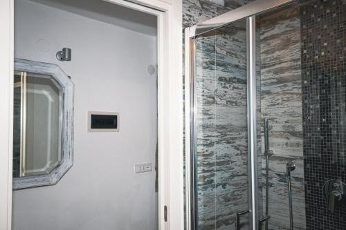 una doccia con una porta in vetro in un bagno di Costellino 5 Terre a Riomaggiore