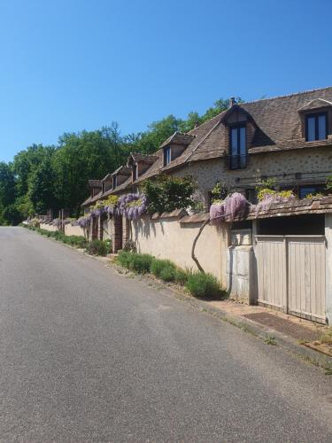 eine leere Straße neben einem Gebäude mit Blumen darauf in der Unterkunft La Sablonnière de Rochefort in Rochefort-en-Yvelines