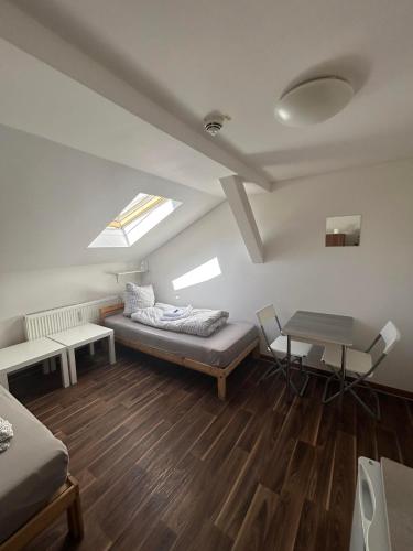 Katil atau katil-katil dalam bilik di 2-Rent Group Hostel Rooms&Apartments GKP2