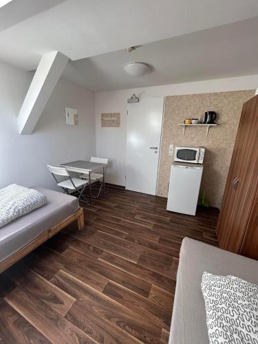 Dapur atau dapur kecil di 2-Rent Group Hostel Rooms&Apartments GKP2