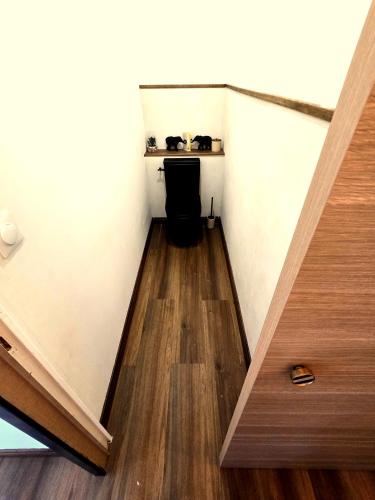 a room with a staircase with a sink in a room at L'Echappée Tropicale -- L'échappée VERTE -- Oasis Bleu Lagon & Vert Forêt, T4 avec grande terrasse, à 5min de la plage in Étang-Salé les Bains