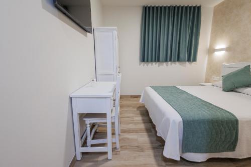 a hotel room with a bed and a desk at Hotel Pattaya in Mocejón