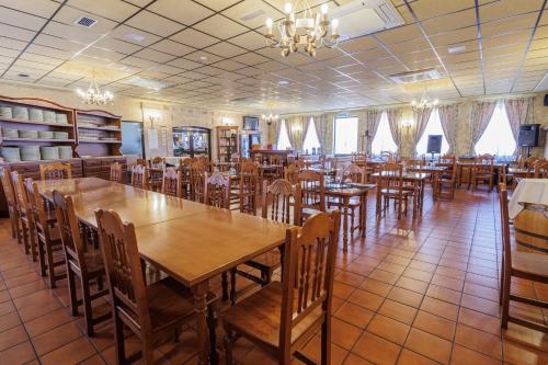 a dining room with wooden tables and chairs at Hotel Pattaya in Mocejón
