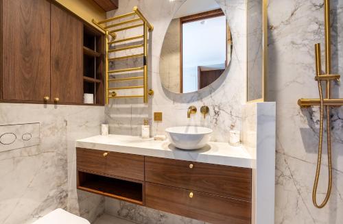 une salle de bain avec un lavabo et un miroir dans l'établissement Mid term l Luxury and Cozy, à Paris