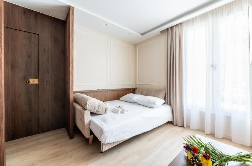 une petite chambre avec un lit et une fenêtre dans l'établissement Mid term l Luxury and Cozy, à Paris