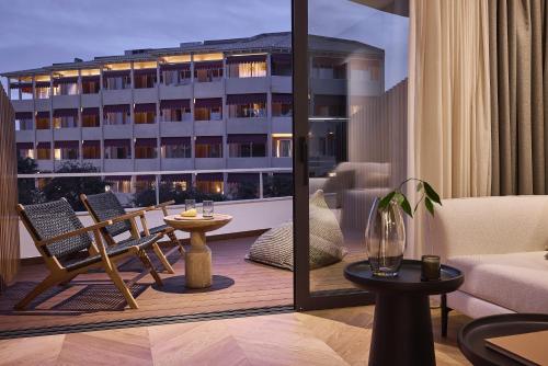 Cama Luxury Suites Kavouri