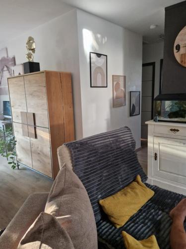 - un salon avec un canapé et une commode dans l'établissement L'oiseau du paradis, à La Celle-sous-Gouzon