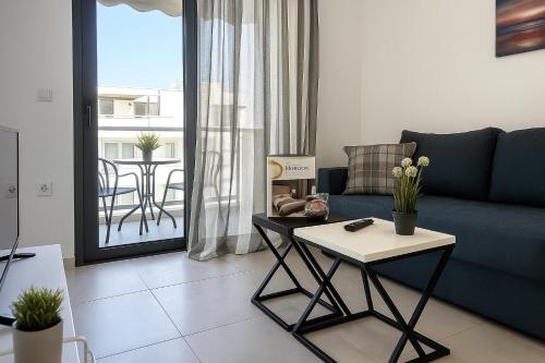 オフリニオンにあるLuku Apartment Complex 5,6の青いソファとテーブルのあるリビングルーム