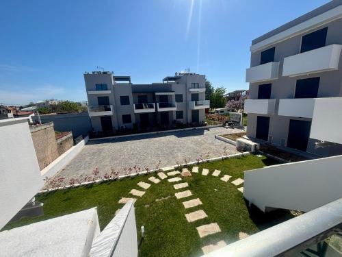 オフリニオンにあるLuku Apartment Complex 5,6の建物の中庭のアリアルビュー