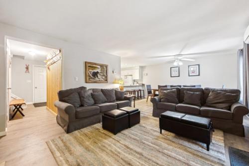 un salon avec deux canapés et une table dans l'établissement Tannery 64H - Family Retreat with Modern Comforts, à North Creek