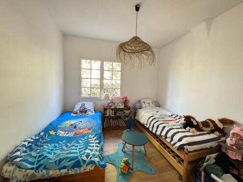 une chambre avec deux lits jumeaux et une fenêtre dans l'établissement Cannes hills villa with garden and parking, au Cannet