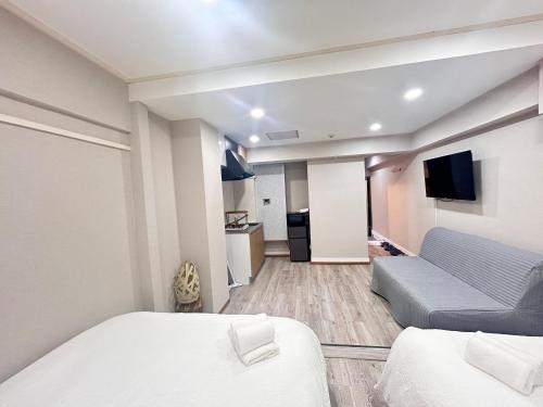 a small room with a bed and a couch at Y-Shinjuku City, Okubo 3F-SJ0069 in Tokyo