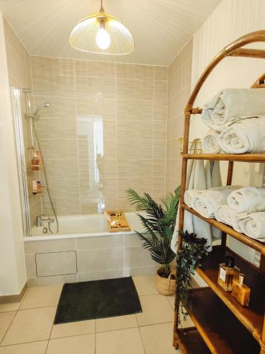 La salle de bains est pourvue de lits superposés et d'une baignoire. dans l'établissement Cocon urbain proche La Défense-Paris - logement entier, à Colombes