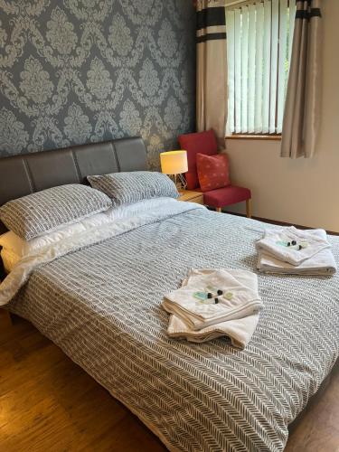 Cama o camas de una habitación en Rooms at the Huntsman Inn