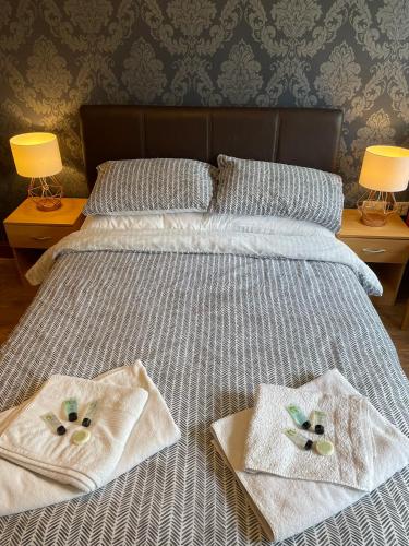 Cama o camas de una habitación en Rooms at the Huntsman Inn