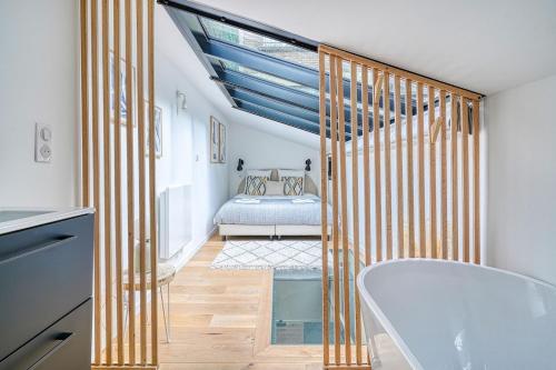 une chambre avec un lit dans une pièce avec une fenêtre dans l'établissement Superbe Loft lumineux Paris Alesia- II, à Paris