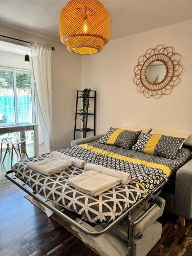 - une chambre avec un lit dans une pièce avec un miroir dans l'établissement Studio Terrasse à Sainte-Maxime Classé Meublé de Tourisme, à Sainte-Maxime