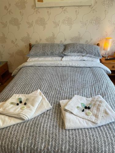 Cama o camas de una habitación en Rooms at the Huntsman Inn