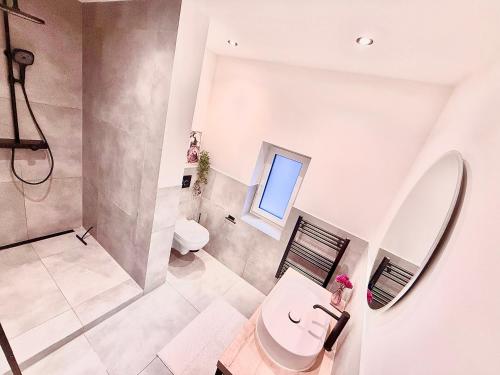 Koupelna v ubytování Hochwertig saniertes Apartment "Jana", direkt am Ruhrtalradweg, Arnsberg - Neheim